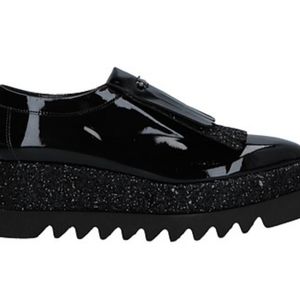 Loafers, for loafer lovers. Very elegant patent leather, glitter detail